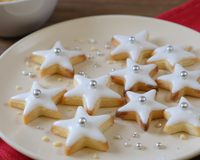 Sablés de Noël et glacage blanc comme neige