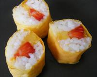 Des makis renfermant des morceaux de fraise et de mangue, tout en légèreté.