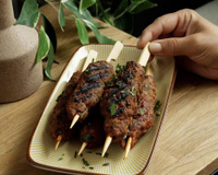 Barbecue : pour changer des saucisses, voici une recette gourmande de brochettes de viande hachée