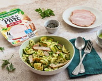 Salade de pâtes aux courgettes grillées, rôti et vinaigrette au persil et au citron