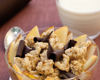 Pépites de muesli croustillantes et salade de pomme et poire