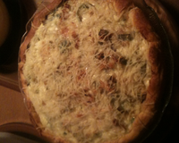 Une quiche délicieuse à manger avec une petite salade