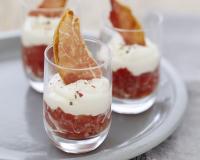 Une délicieuse verrine aux tomates et fromage frais, pour une entrée légère et gourmande.
