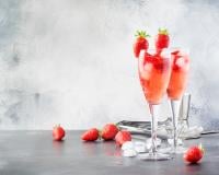 Découvrez ce cocktail italien à base de fraise et de prosecco qui change du spritz