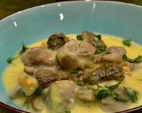 La blanquette est un plat ' tradition ', un plat qui rassure. Ici, elle est préparée, façon Presto, avec des cubes d'agneau qui se marient délicieusement…