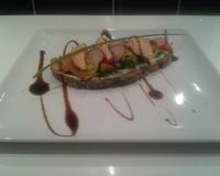 Tartine de pain de campagne et sa crème au St Môret surmontée de saumon fumé, de saumon frais mi-cuit et petits légumes colorés.