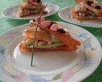 C'est un millefeuille fait avec des feuille de brick croustillante (passée 5mn au four) le melange est une purée d'avocat/échalote avec dès aux crevettes relevé d'un…