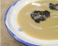 Cette soupe d'artichauts s'accorde a merveille avec la truffe. La truffe reste bien sur en option !