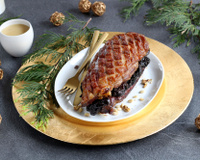 Magret de canard aux fruits secs et sauce à la fève tonka
