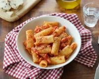 Nouilles chinoises sautées aux courgettes et au saumon, keftas à la libanaise, rigatoni à l'amatriciana, le menu de la semaine du 30 mai au 3 juin 2022