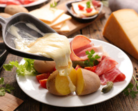 Oubliez la raclette : ce fromage coulant fait son grand retour et il est meilleur pour la santé