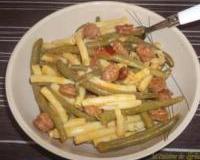 Quelques haricots verts frais cuits comme je les aime, encore un tout petit peu croquants, un reste de macaronis à finir et un bon morceau de longanisse, cette bonne…