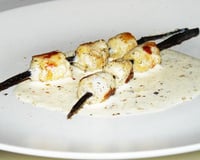 Brochette de saint-jacques sur bâton de vanille
