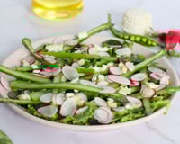 Salade printanière asperges, radis, petits pois et fromage de chèvre