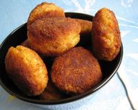 De délicieuses petites croquettes croustillantes à l'extérieur et fondantes dedans, à déguster trempées dans de la sauce nuoc…