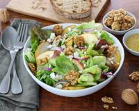 Une salade sucrée salée parfaite pour un repas sur le pouce ! Les Noix du Périgord AOP lui conférent un goût et un craquant imparable…