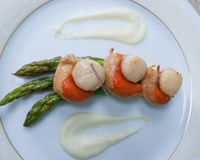 Saint Jacques sur lit d'asperges, crémeux de panais