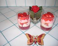 Ce tiramisu offre un régal des yeux et du palais avec des Fraises parfumées et une crème-tiramisu des plus onctueuses !