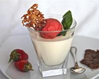 Surprenez vos invités par cette association du basilic et de la fraise , c'est un vrai régal. on sent bien le goût du basilic qui a infusé dans la crème.