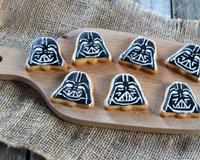 Pour les inconditionnels de la saga Star Wars, réalisez ces petits sablés et amusez-vous à leur donner vie en Dark Vador.