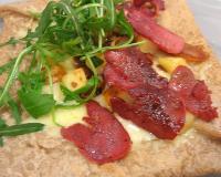 Galette au magret de canard, roquette, pomme de terre rissolées au cumin.