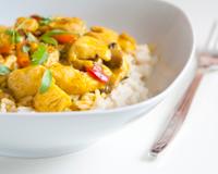 Poulet au curry, lait de coco comme le servait ma grand mère, avec accompagnements de légumes et de riz.