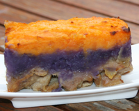 Une épaule d'agneau cuisinée comme un tagine marocain, gratinée au four avec une purée de vitelotte et de patates douces.
