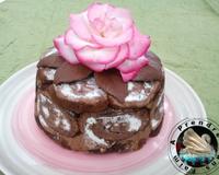 Inspirée de la charlotte royale cette marquise s'habille d'un gâteau roulé au cacao et à la crème aux pépites de chocolat qui cache une marquise fondante et fraîche tout…