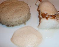 Dos de cabillaud aux deux poivres, soufflé de shiitakes à la fève tonka, écume pralinée