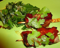 Brochettes de porc caramélisées au ketchup et coriandre
