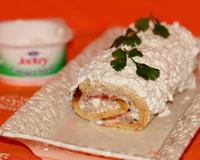 Un roulé salé agrémenté de tomates confites et de parmesan, garni de ventrèche de thon mélangé au cottage cheese et au saumon fumé puis enneigé au cottage-cheese pour…