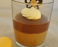 Une verrine contenant trois parties : une crème onctueuse aux noisettes et au café, une mousse au chocolat amer enfin un nuage de chantilly aromatisé à l'amande amère.