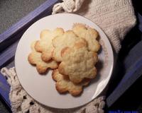 Ce sont des biscuits sans œufs, sans lait et sans levure. Mais avec du gluten. Et de la noix de coco. Il faut bien qu'il y ait quelque chose de méchant dedans ! Sinon,…