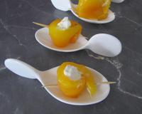 des petites roulades de poivron jaunes se dégustant en apéritif, un petit délice !