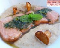 Cette recette remporte le 6ème prix du concours Champignons, la recette.
Un saumon très fondant repose sur une savoureuse crème de girolles, délicatement parfumée à…