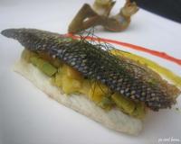 Il s'agit d' un bar de ligne, levé en filet puis associé à des saveurs exotiques.Celles-ci contrastent avec le côté terroir des artichauts.