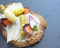 Tartine de pain maya à la crème de Saint Agur, topinambours glacés, crosnes et cerfeuil tubéreux.