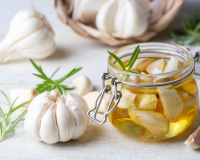"Je les faisais au four mais ça prenait plus de temps" : voici notre recette express d’ail mariné à l’huile d’olive !