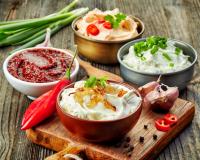 Voici notre top 10 des meilleurs dips, tartines et tartinades pour vos apéritifs estivaux !