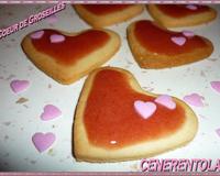 Petits gâteaux avec glaçage de groseille.