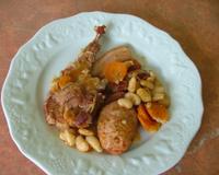 Délicieux cassoulet avec un saucisson à l'ail à cuire.