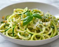 “La courgette en spaghetti, c’est la meilleure astuce pour manger moins de pâtes” : une nutritionniste partage sa recette de lemon pasta