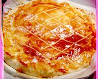 Voici une galette des rois traditionnelle garnie d'une vraie frangipane composée de 2/3 de crème d'amandes et d'1/3 de crème pâtissière ce qui rend la crème d'amandes…