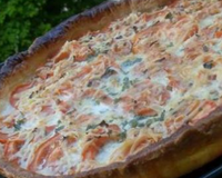 Une tarte fine que j'ai faite avec ce que j'avais sous la main... une superbe boîte de maquereaux marinés au vin blanc et aromates (super bon!), des tomates et de la…