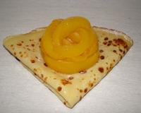 Sur une crêpe peu sucrée, réalisez une fleur en lamelles de pêches.
