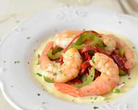 De délicieuses crevettes sautées aux petits légumes et à la sauce champagne.