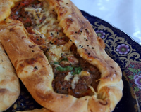 Cette recette de Ramazan Pidesi se decline en Lahmacuns (Pizzas turques de Viande hachée) et en Pide sous formes de bateaux et garnies.