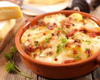 Cette recette de pizza tartiflette sera parfaite pour se réchauffer avec le froid