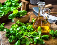Ne jetez jamais vos feuilles de basilic flétries et testez plutôt l'astuce de ce chef