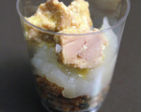 Verrine chic, crumble de noisette compotée de poires et dés de foie gras